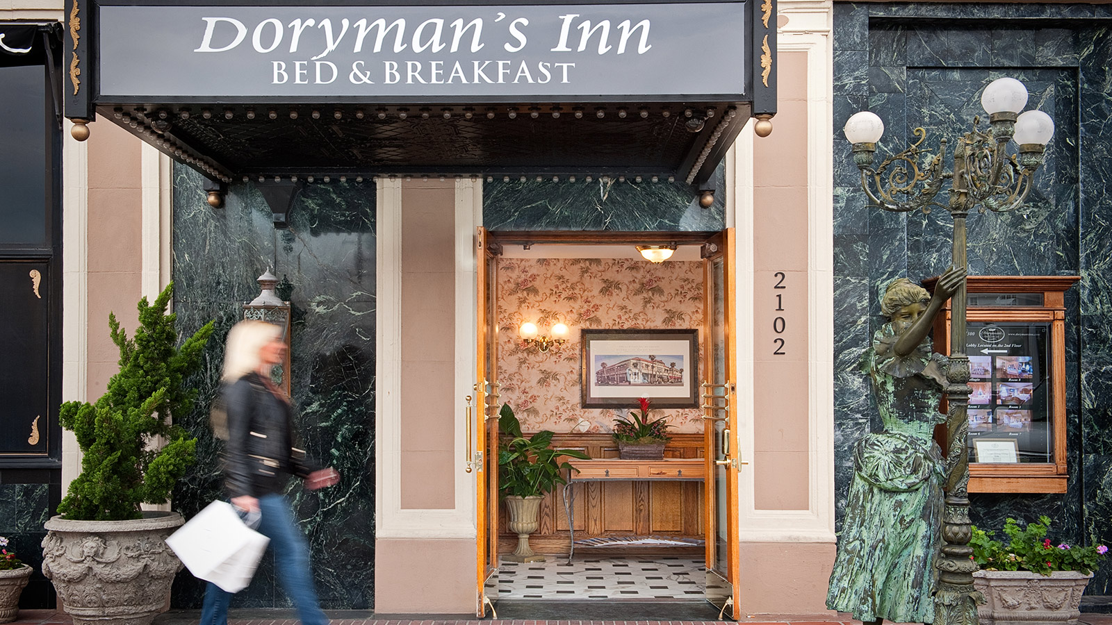 Main entrance Dorymans Inn